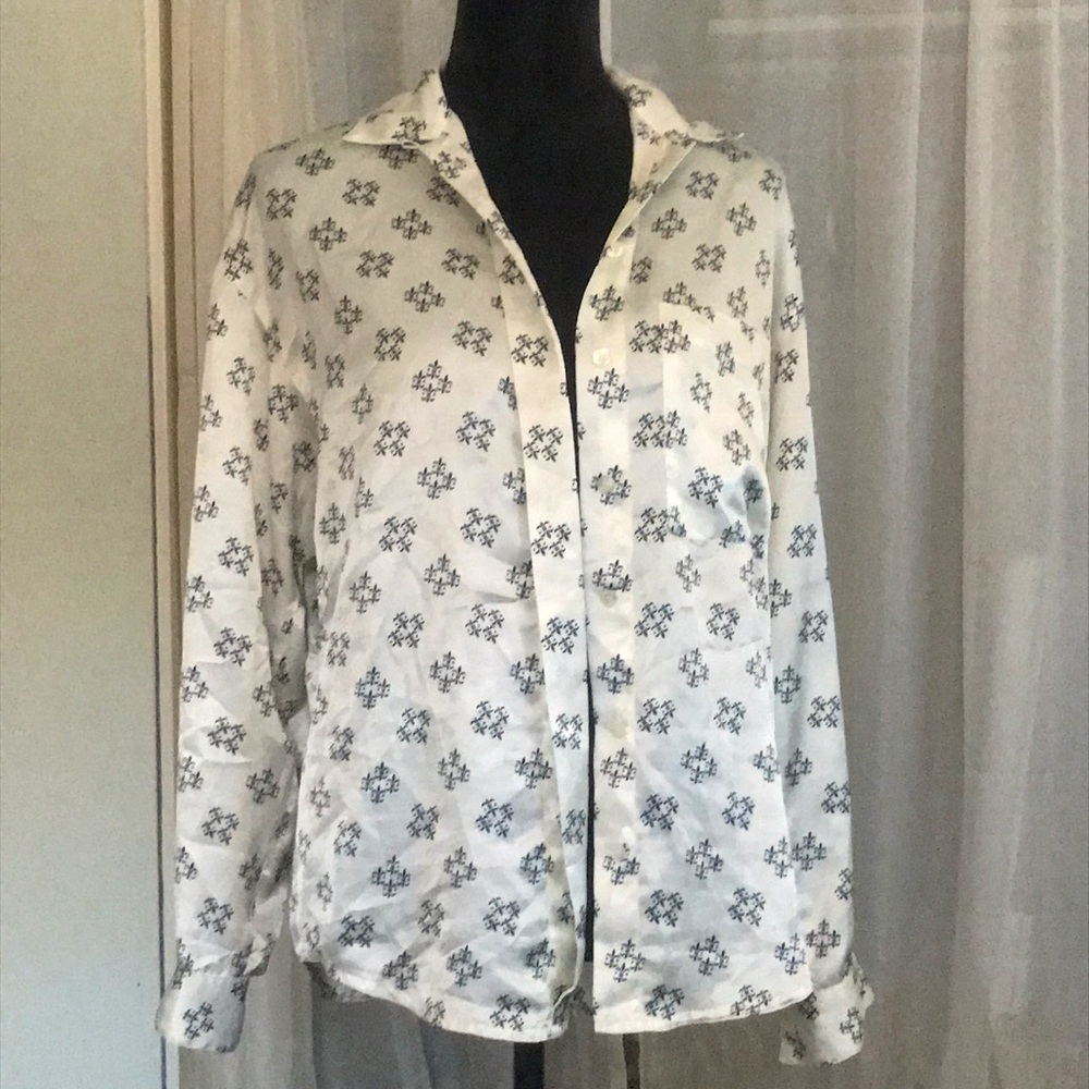 Jones New York fleur de lis satin button up top